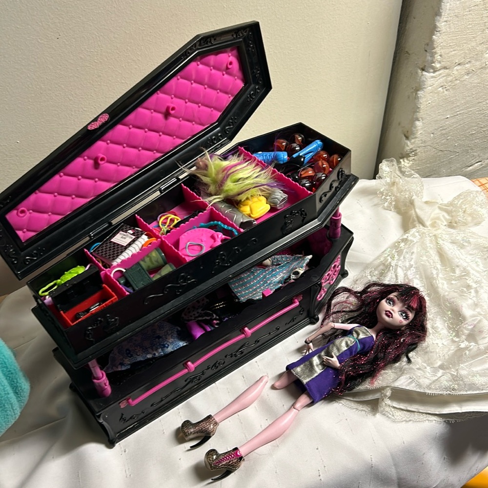 Monster High coffin, 9 dresses  4 pair boots/heels, wigs